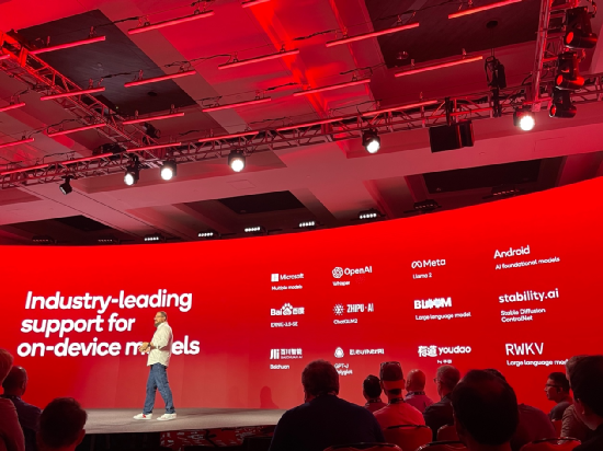 碾压苹果英特尔,还要把AI拉下云端,高通和一众中国公司一起“杀疯了”